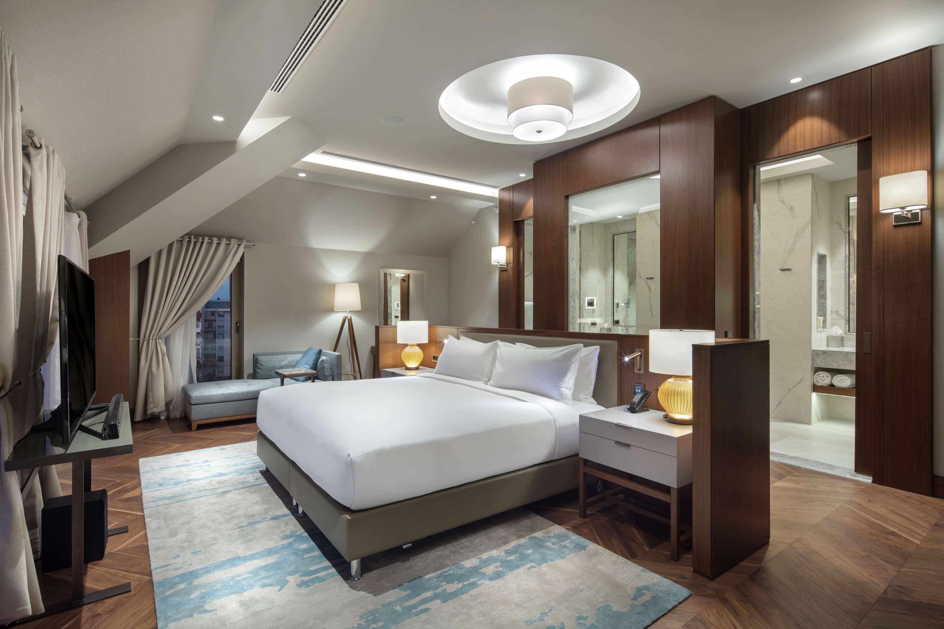 Hotel Doubletree By Hilton Skopie Exterior foto Suite