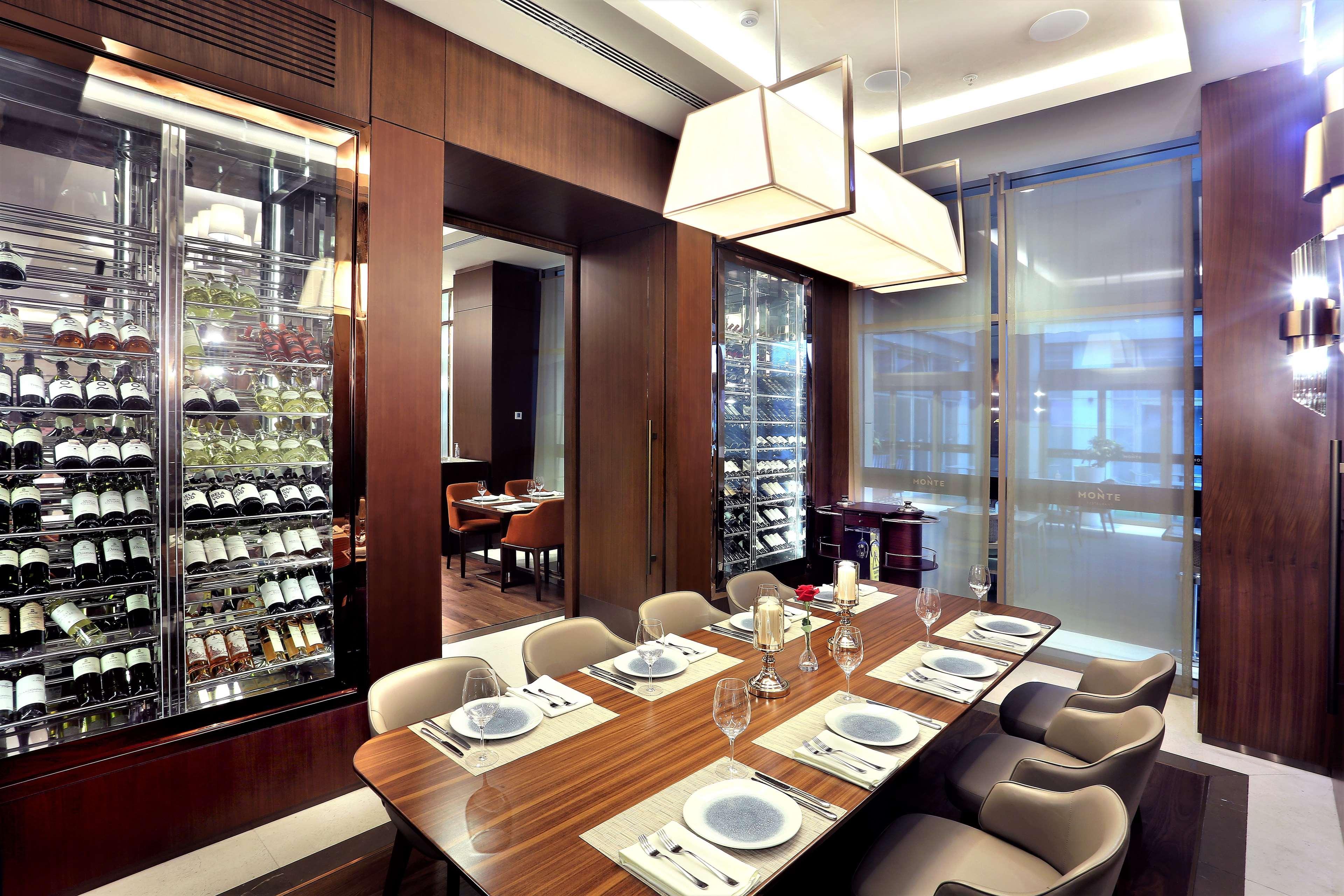 Hotel Doubletree By Hilton Skopie Exterior foto The interior of the restaurant