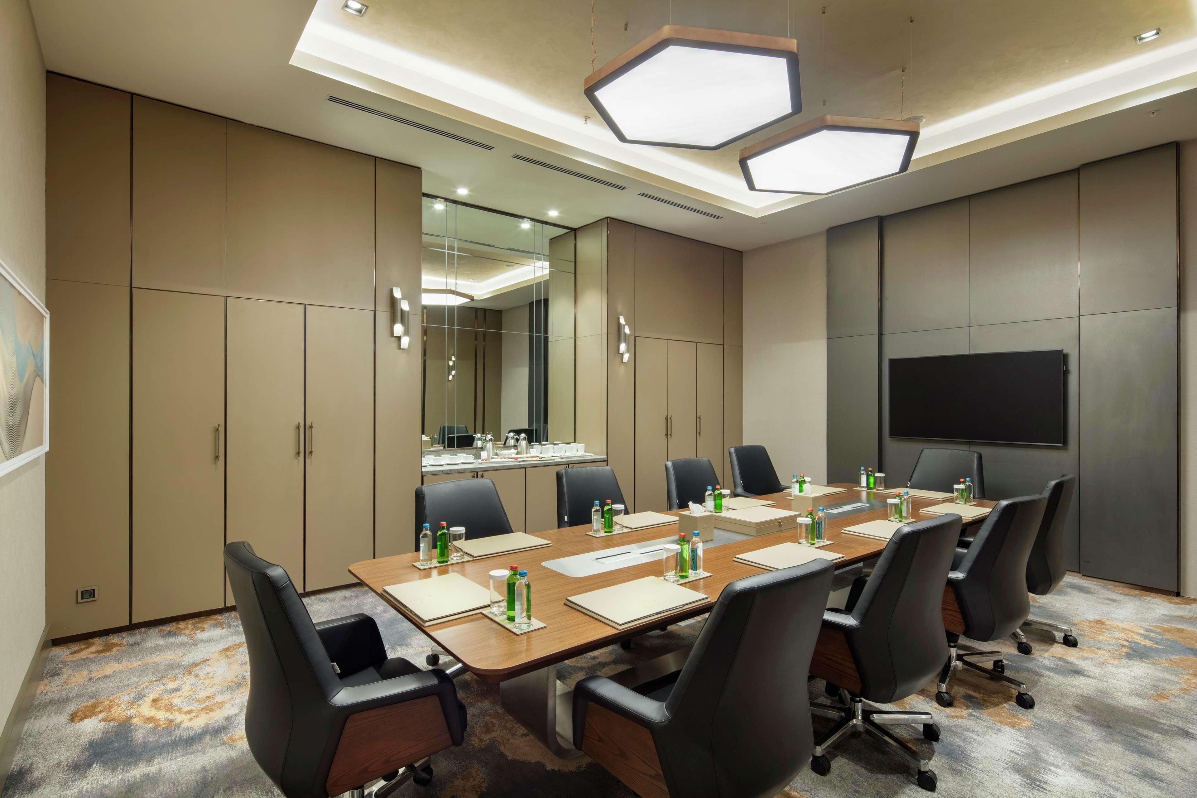 Hotel Doubletree By Hilton Skopie Exterior foto Meeting room