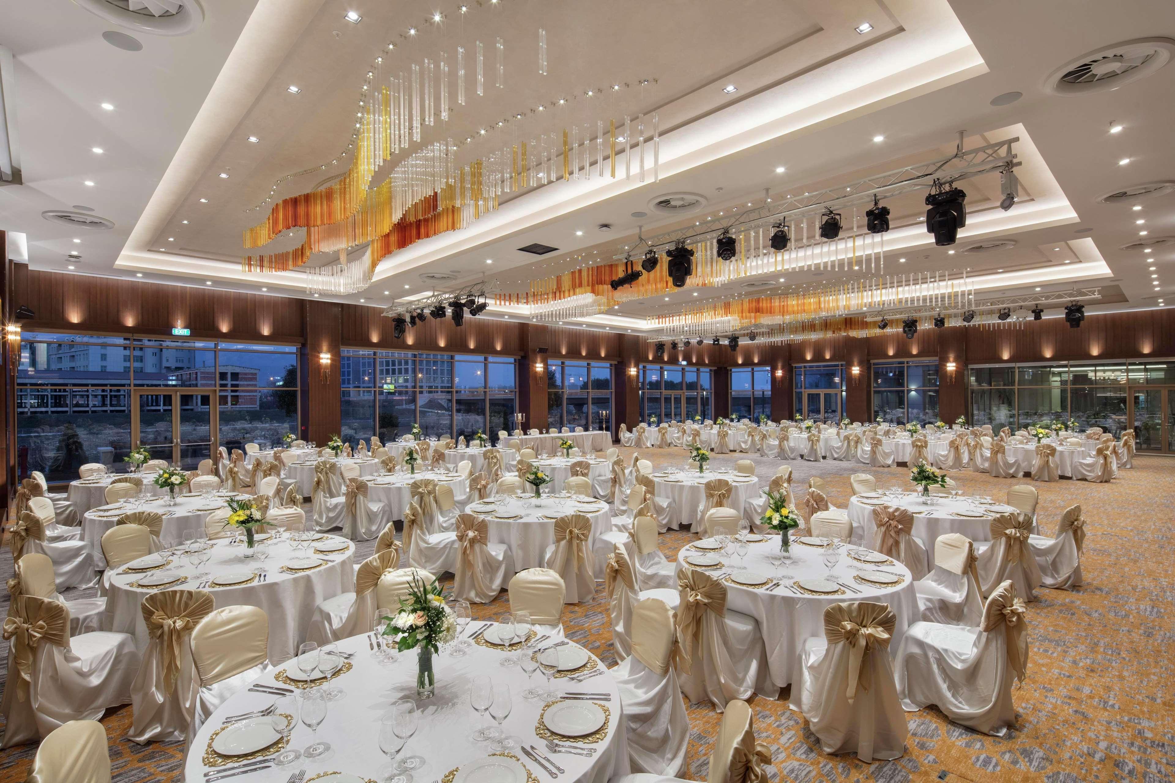 Hotel Doubletree By Hilton Skopie Exterior foto The ballroom
