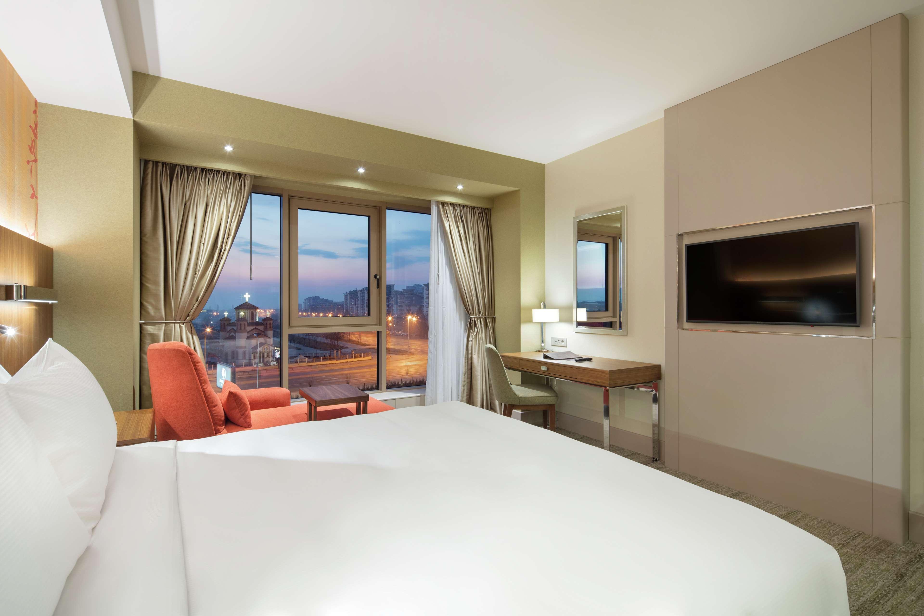 Hotel Doubletree By Hilton Skopie Exterior foto Deluxe Room