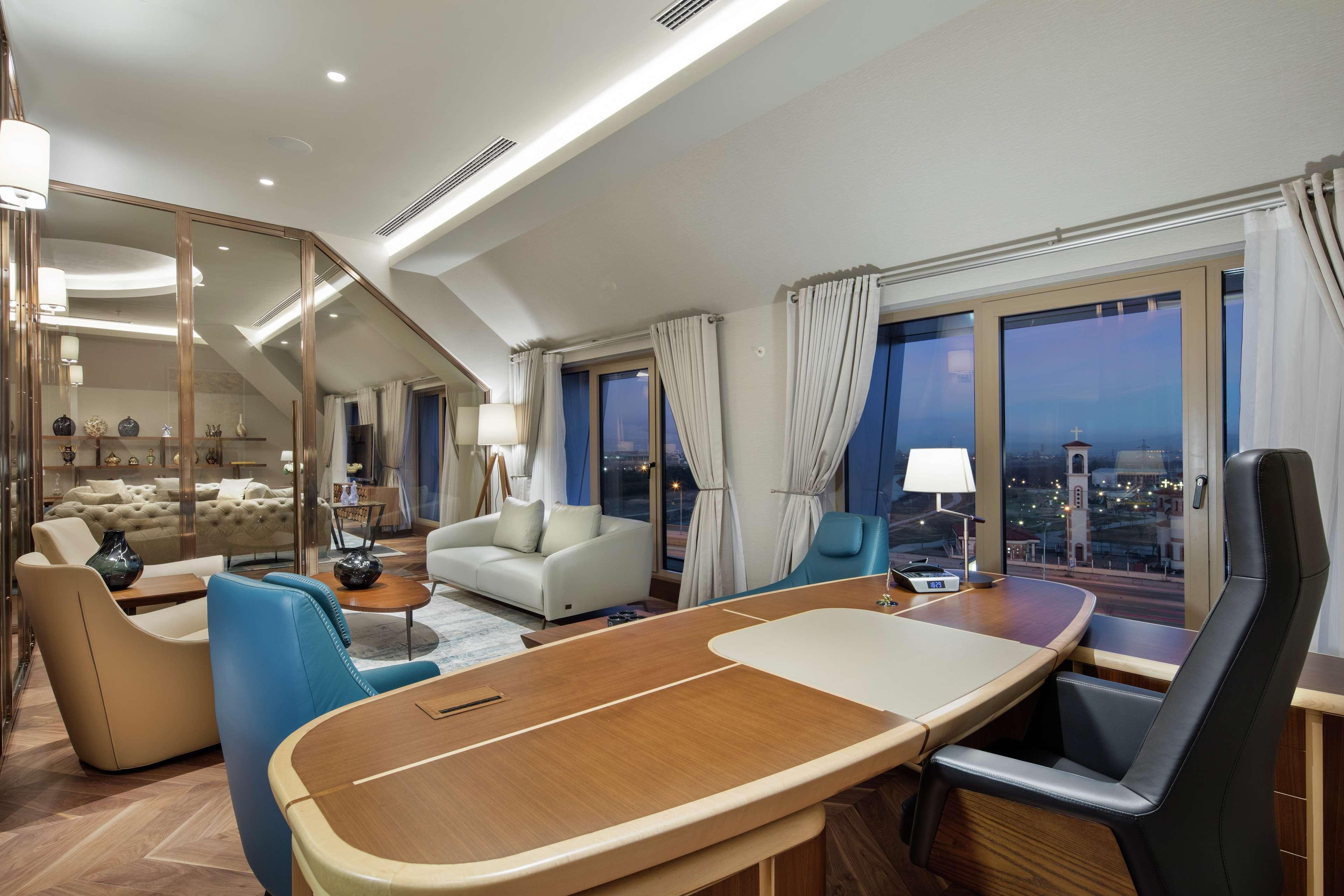 Hotel Doubletree By Hilton Skopie Exterior foto The interior of the presidential suite