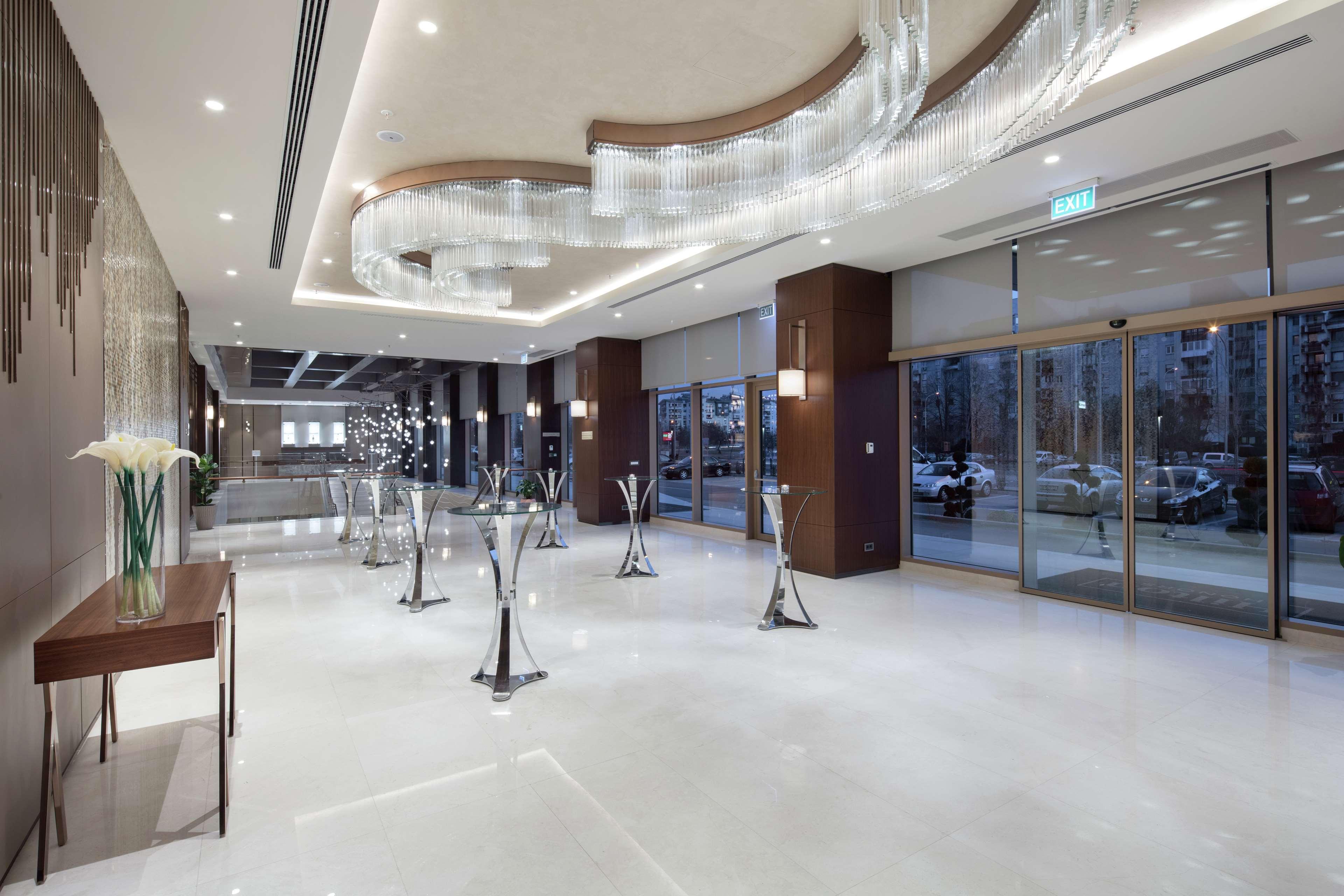Hotel Doubletree By Hilton Skopie Exterior foto Lobby