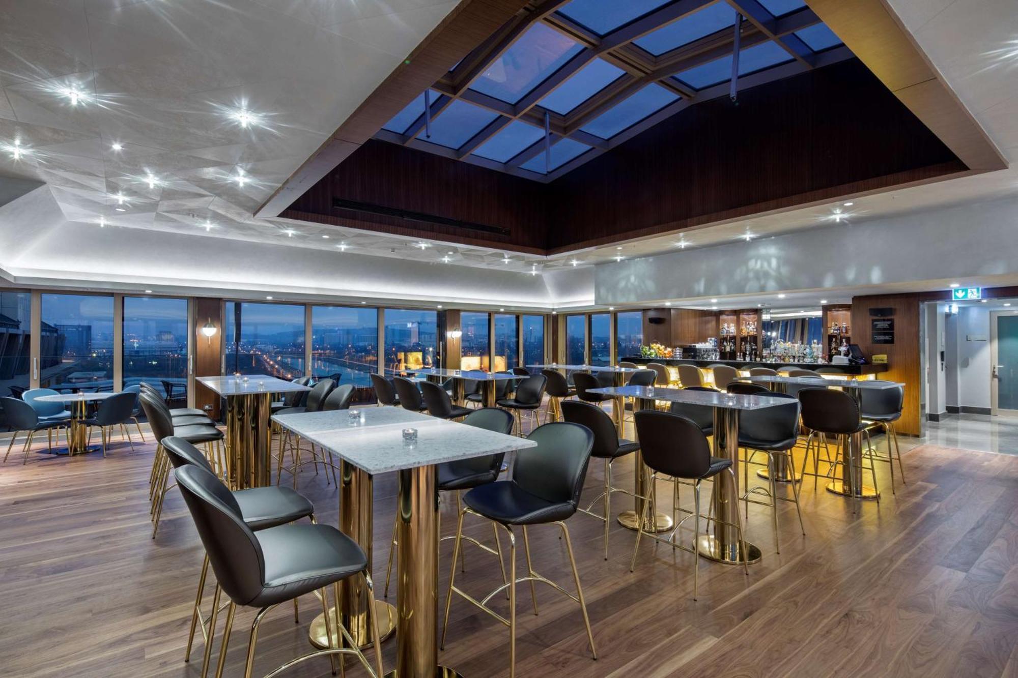 Hotel Doubletree By Hilton Skopie Exterior foto The Club lounge at London Heathrow Airport