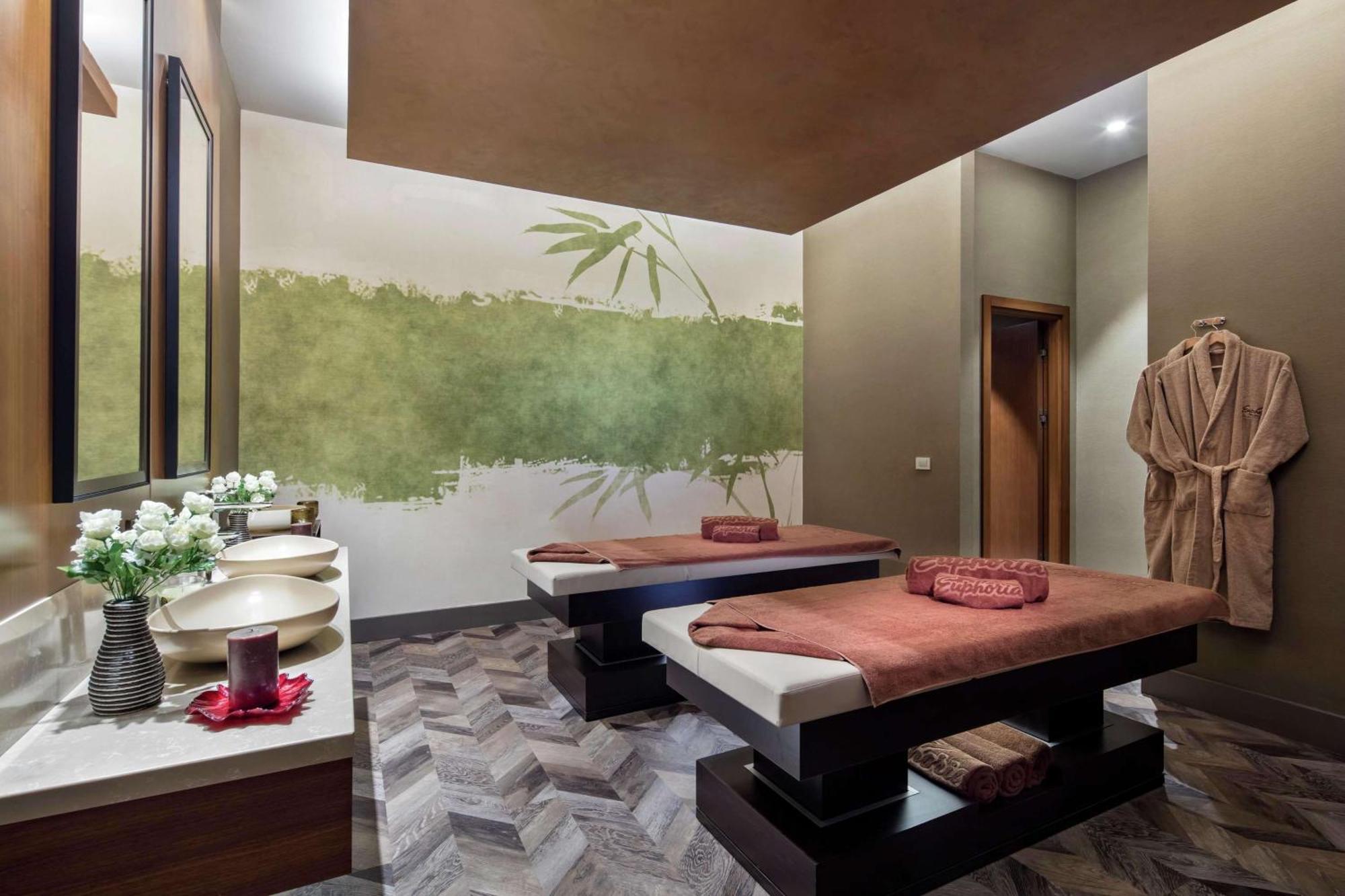 Hotel Doubletree By Hilton Skopie Exterior foto Spa at the hotel